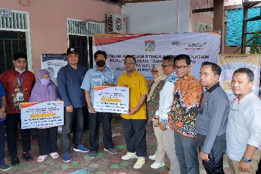 Dua Warga Balikpapan Terima Bantuan Stimulan Peningkatan Kualitas Rumah Tidak Layak Huni