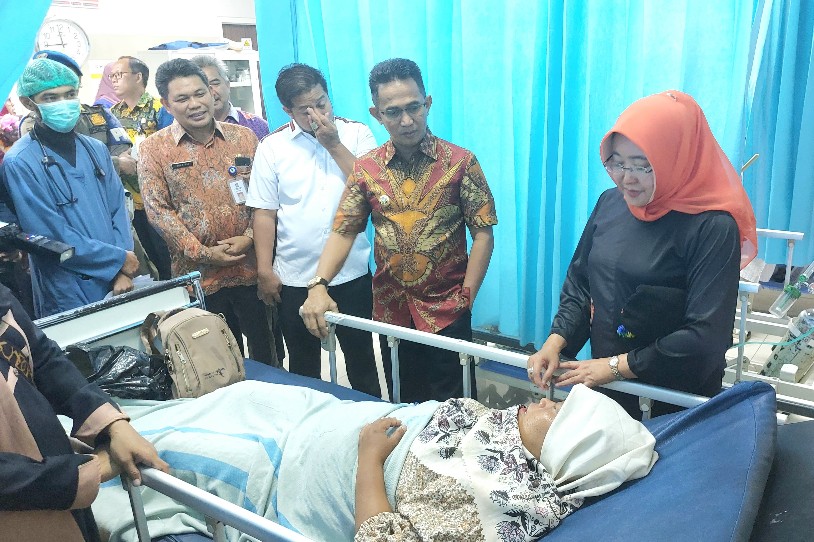 Wali Kota Besuk Anggota KPPS yang Dirawat di Rumah Sakit