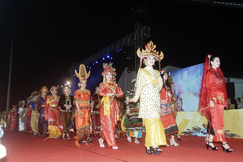 foto Meriahnya Karnaval Budaya Nusantara, Tampilkan Keberagaman Indonesia dari Berbagai Kota