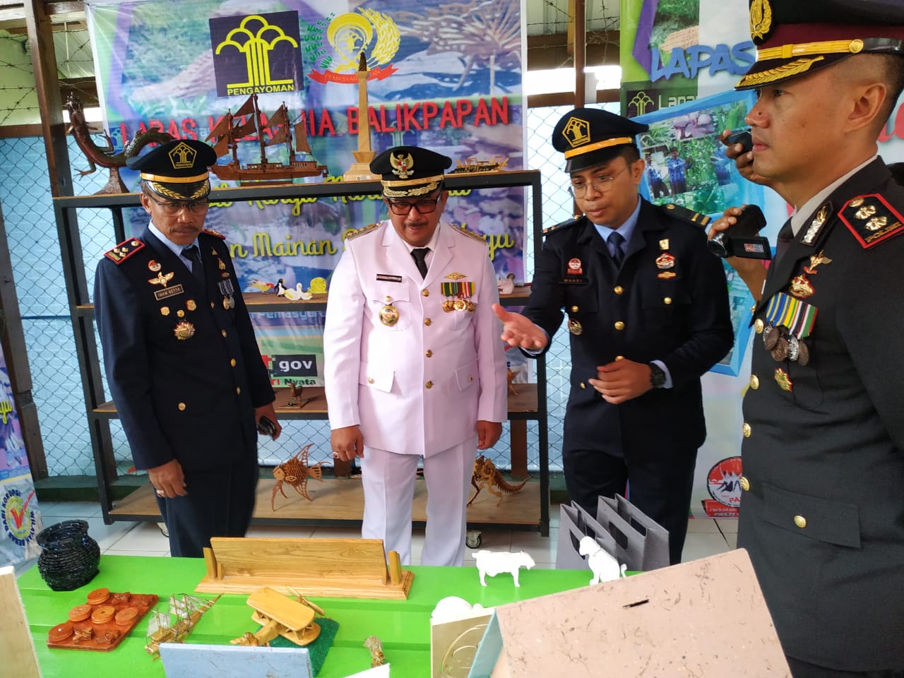 Wali Kota Borong Karya Warga Binaan Lapas Balikpapan Berupa Logo Pemkot 