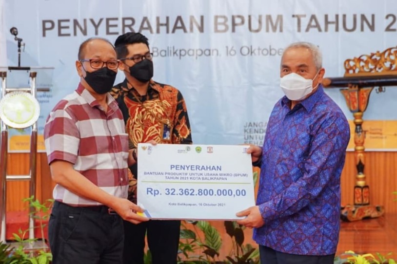 Asisten II Secara Simbolis Terima BPUM dari Gubernur Kaltim