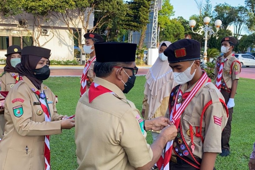 Pimpin Upacara Gelar Senja, Plt Sekda Lantik Pengurus Ranting Pramuka Kota Balikpapan