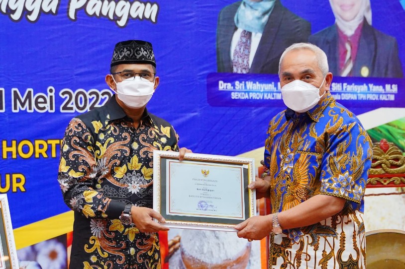 Balikpapan Raih Penghargaan Terbaik ke-1 Kategori Ketahanan Pangan dari Gubernur Kaltim.