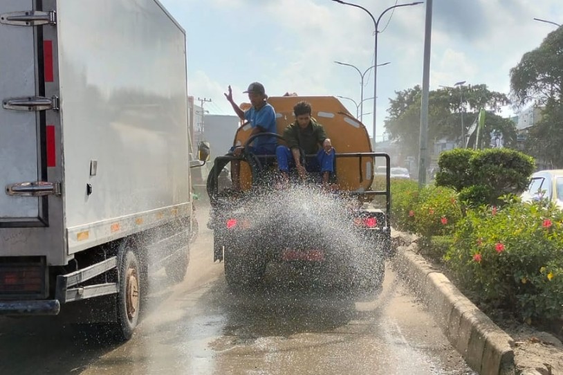 Antisipasi Debu di Jalan MT Haryono, DPU Rutin Siram Jalan Dua Kali Sehari