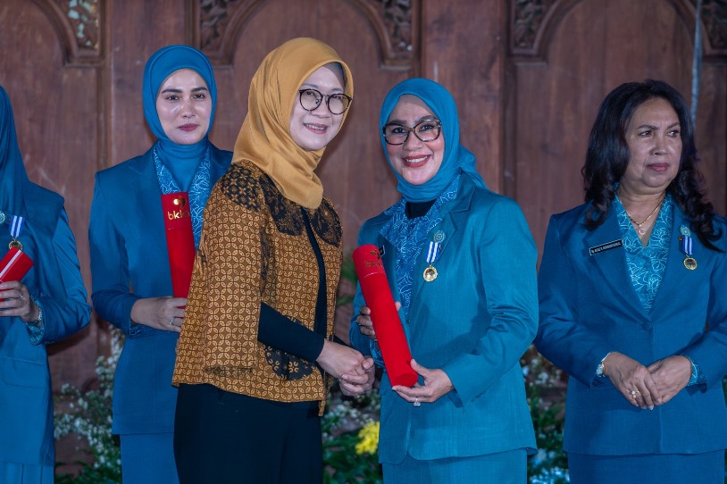 Nurlena Mas'ud Terima Penghargaan Manggala Karya Kencana