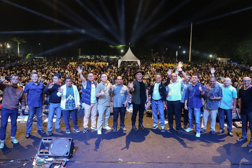 foto Meriahnya Hiburan Rakyat, Penonton Gemakan Lagu-Lagu Juicy Luicy dan Padi Reborn