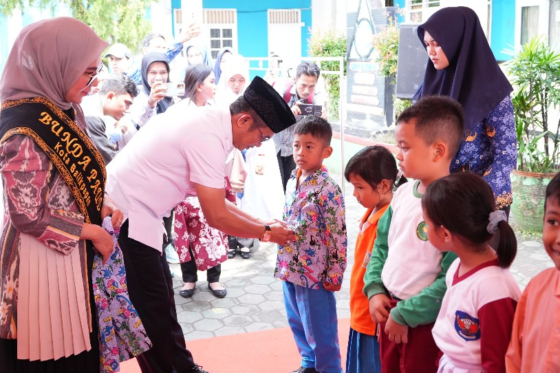 Pembagian 98 Ribu Seragam Sekolah Mulai Dilaksanakan Bertahap