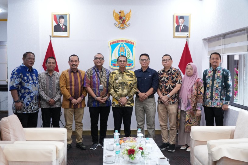 Pjs Wali Kota Berikan Piagam Penghargaan pada Tujuh Perusahaan yang Terlibat Pengelolaan RTH