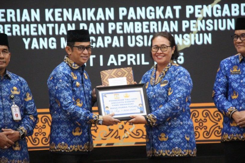 Pemkot Balikpapan Berikan Kenaikan Pangkat Pengabdian Pensiun kepada PNS yang Purna Tugas