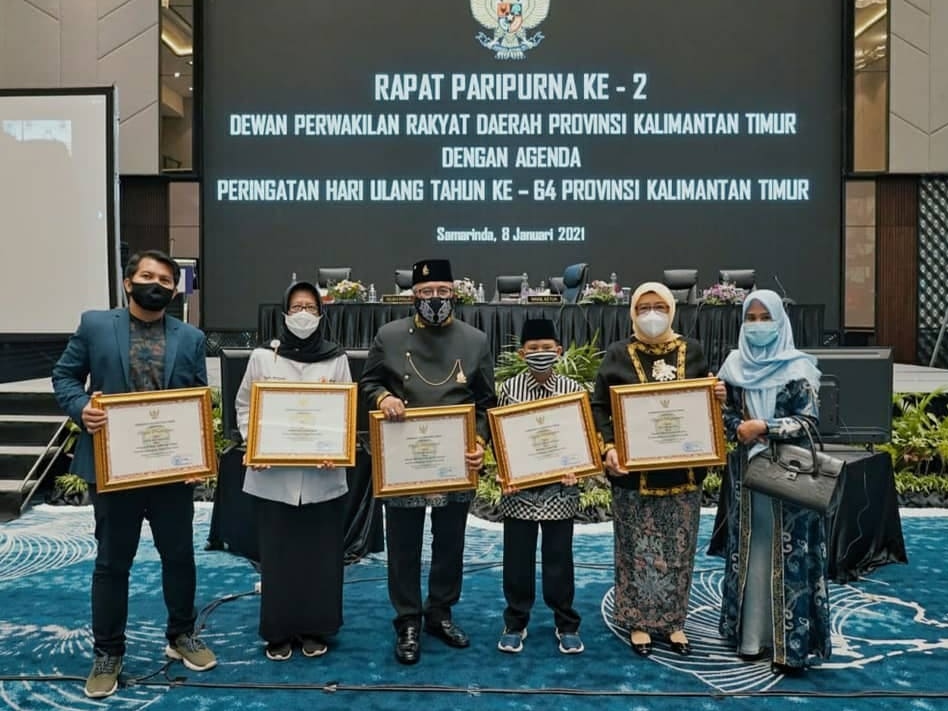 Wali Kota dan Istri Terima Penghargaan Pelopor dari Gubernur Kaltim